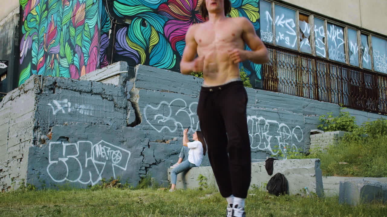 파쿠르를 하는 사람