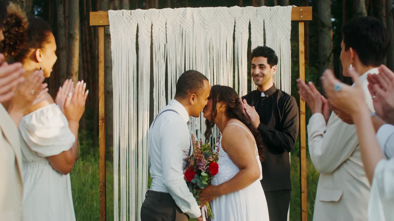 Cerimonia di matrimonio all'aperto nel bosco