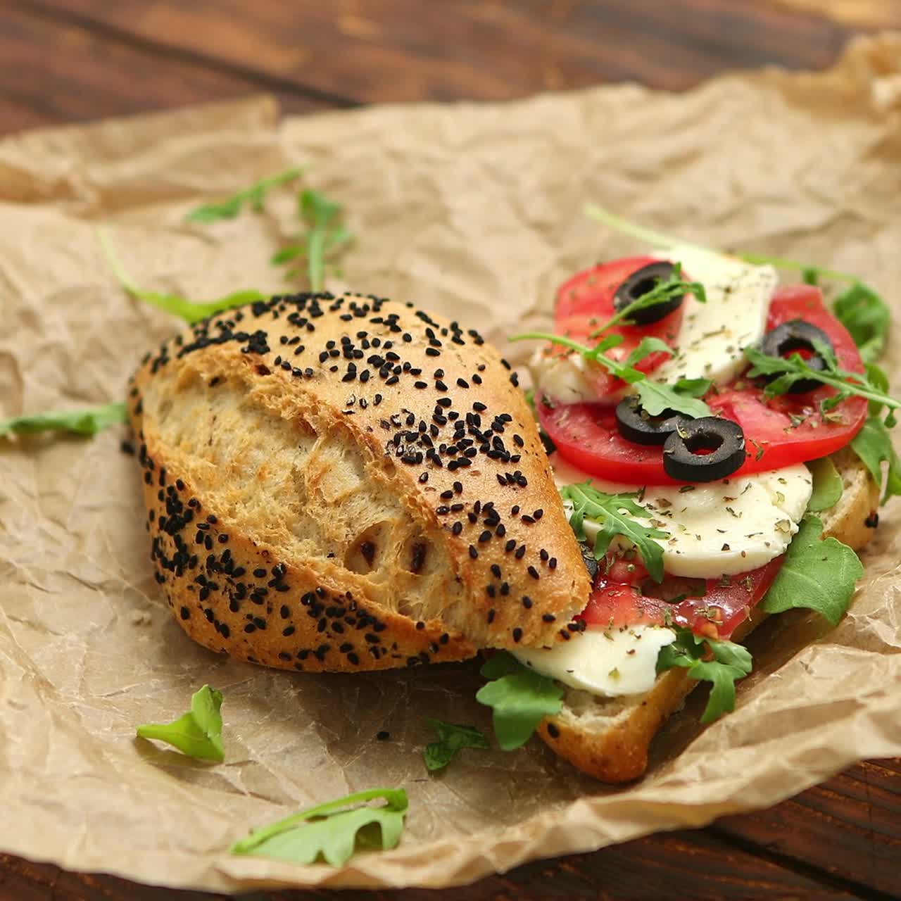 Deliziose bruschette fresche con pomodoro, basilico, olive nere e mozzarella