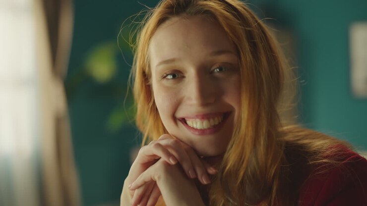 портрет улыбающейся женщины смотрите в камеру