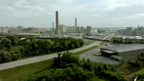 ADM-corn-processing-plant-in-Cedar-Rapids,-Iowa-with-drone-video-moving-in