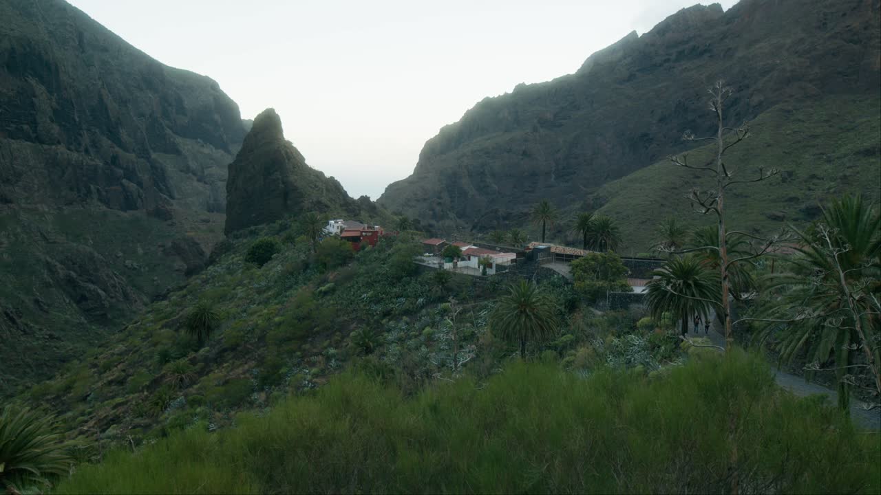el pueblo pirata de masca en el paisaje dramático de tenerife, toma panorámica lenta, las islas canarias en primavera