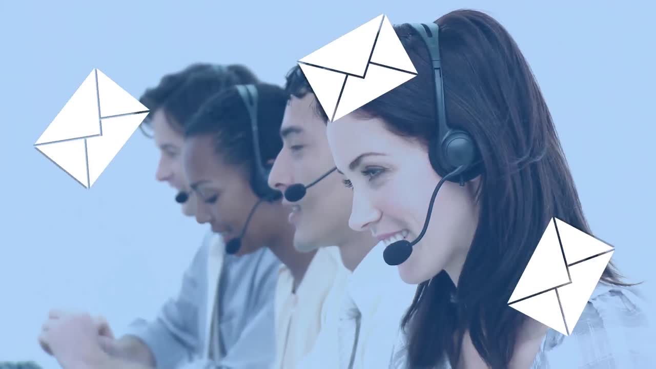 el agente del centro de llamadas sonriente