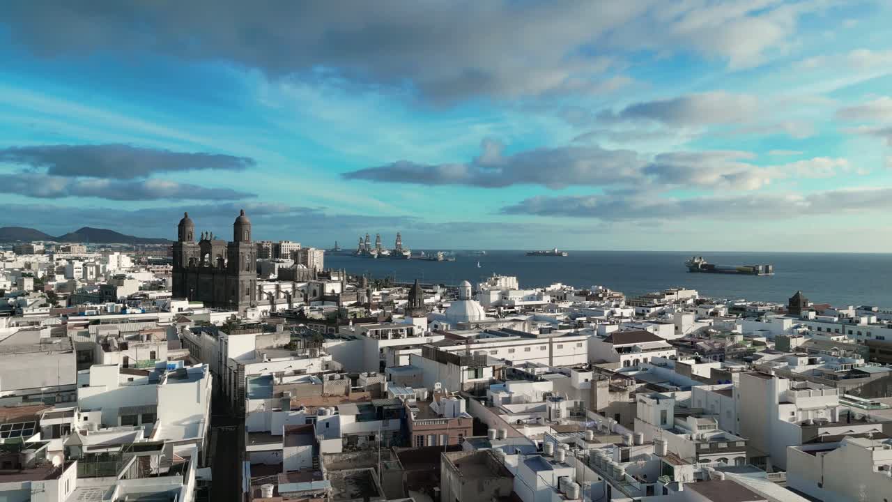 丘から海へと広がるラスパルマス市を捉えた、映画のようなドリーインショット。