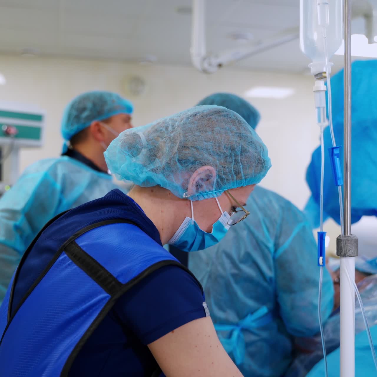 Procedura medica in pronto soccorso. Équipe chirurgica che esegue un intervento in una moderna sala operatoria.