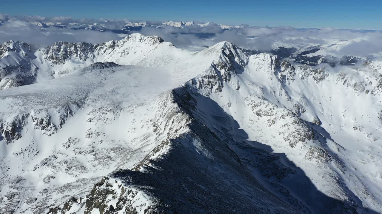 vista aérea, picos nevados de la cordillera de las montañas rocosas de ee.uu. en un día soleado de invierno