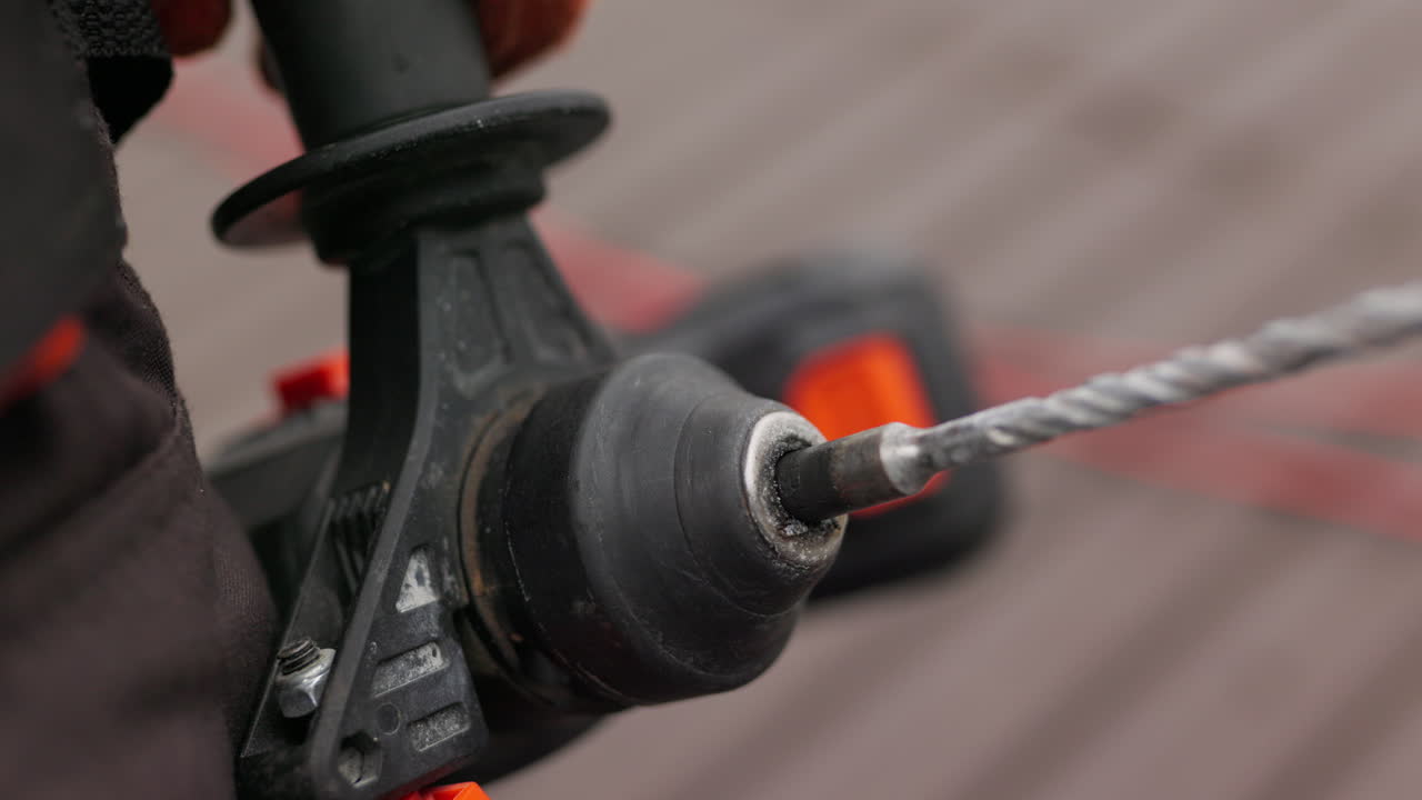 primer plano de un taladro eléctrico en uso