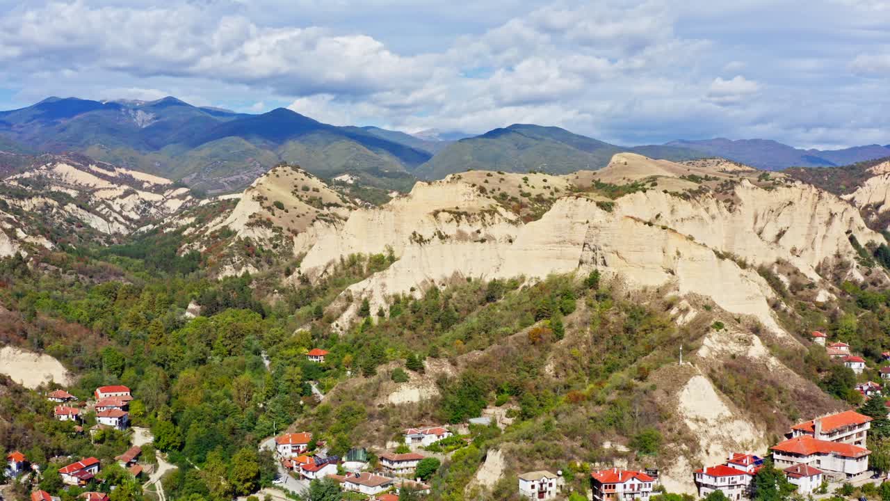 멜니크 위의 모래암 절벽의 공중 풍경 불가리아 풍경