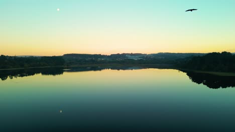 Paisaje-Idílico-De-Un-Lago-En-El-Observatorio-De-Aves-De-Crendes-En-España