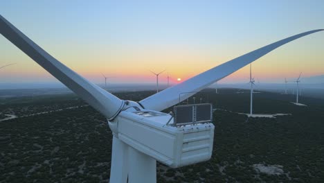 Luftnahaufnahme-Der-Sich-Drehenden-Rotorblätter-Einer-Windkraftanlage-Bei-Sonnenuntergang.-Erzeugung-Erneuerbarer-Energien