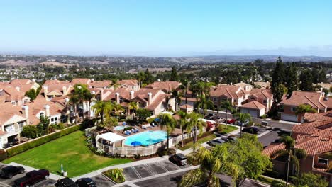 rotación aérea sobre una piscina de un complejo de condominios panorámica del paisaje urbano