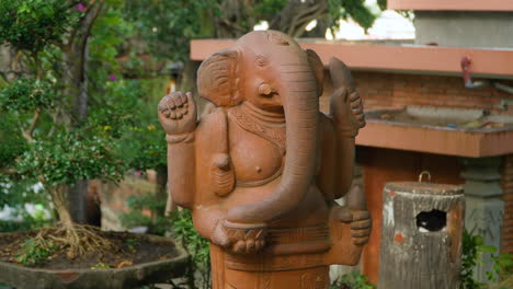 Orangefarbene-Ganesha--Oder-Ganapati-Statue-Im-Tempelgarten-Po-Nagar-Cham,-Nha-Trang,-Vietnam