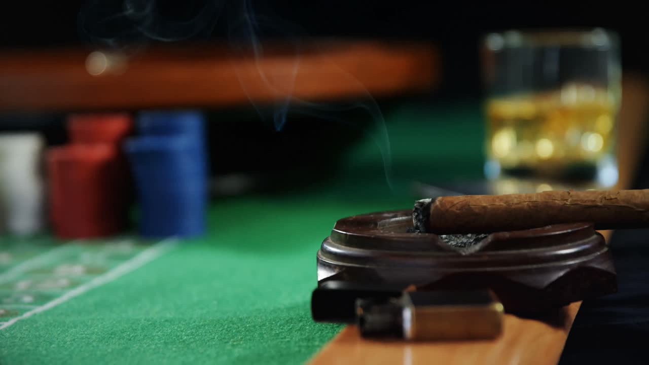 Phỉnh casino, xì gà và ly bia trên bàn poker 4k