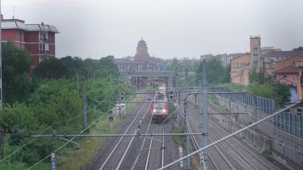 vista frontal del tren de carga que pasa por los suburbios de milan