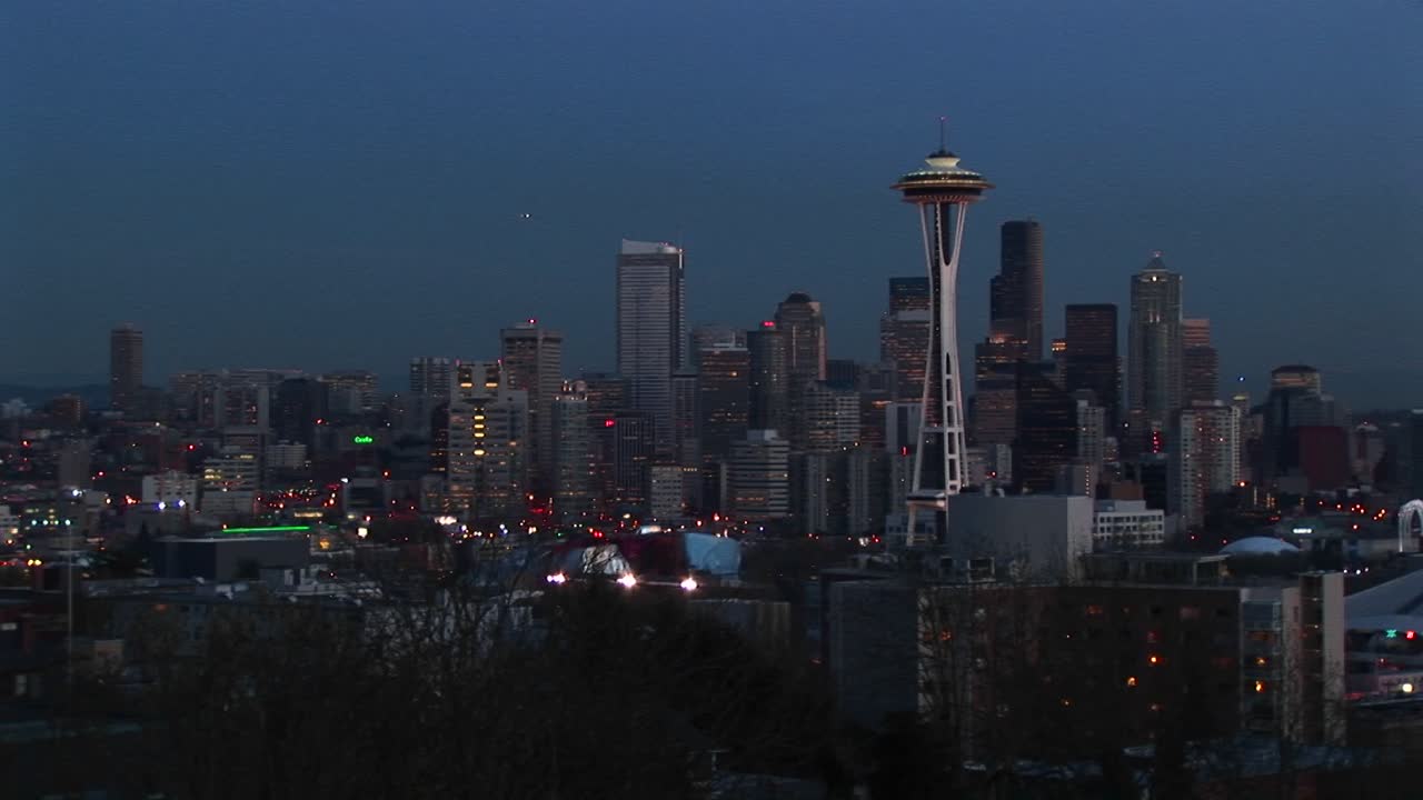 시애틀의 랜드마크 스페이스 니들은 오늘 저녁 스카이라인 샷에서 눈에 띕니다.