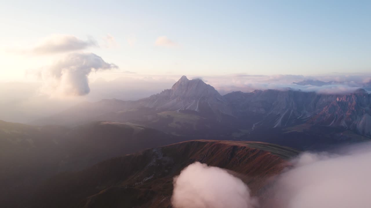 areal dolly toma de la salida del sol sobre el