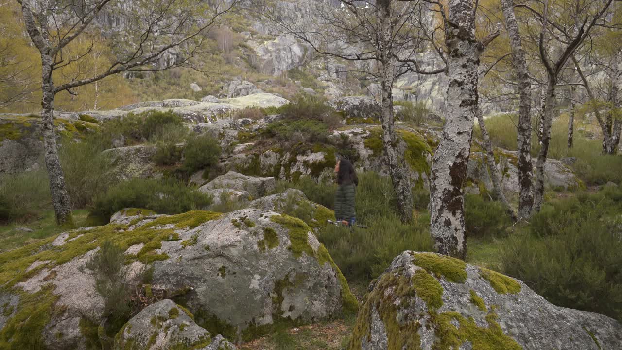 Mujer viajera paseando por Covão da Ametade en la Serra da Estrela, Portugal