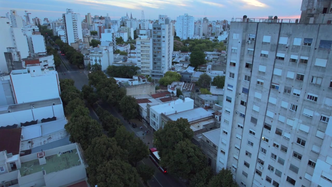 Veduta aerea 4K da drone di La Plata, Buenos Aires, Argentina al tramonto. Skyline urbano, edifici e strade illuminati dalla calda luce serale in tutta la città