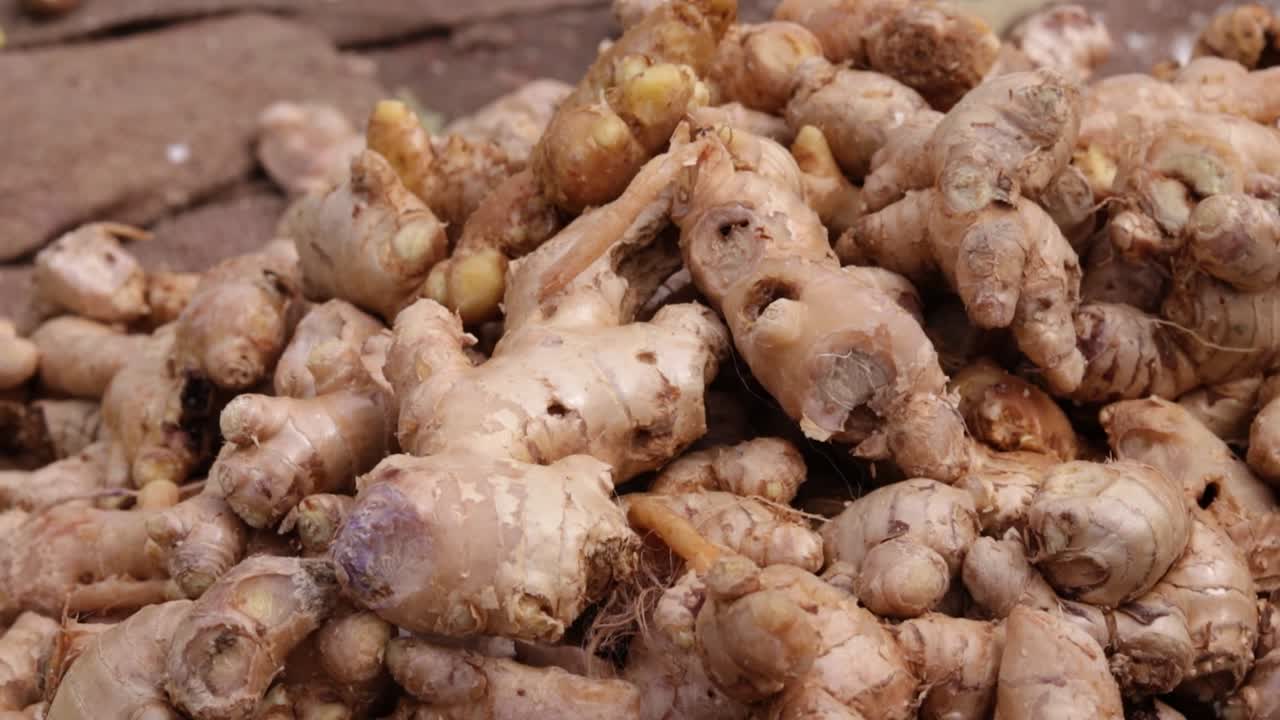 jengibre orgánico fresco de la granja cerca desde un ángulo diferente