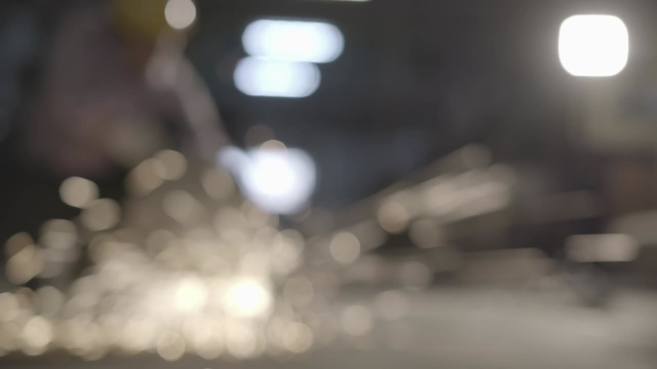 hombre trabajó duro y aserrar acero. trabajador que utiliza cortador de metal circular tiene chispa de iluminación. concepto de ingeniería, taller, industria, fabricación y negocios.