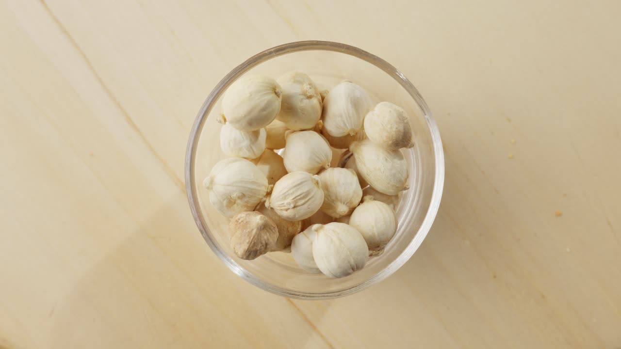 향신료의 여왕인 카다몬은 에메랄드 보석처럼 그  속에 자리잡고 있습니다.