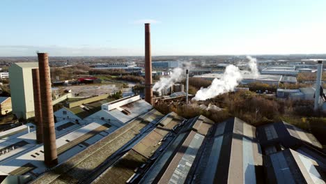 les bâtiments d'entrepôt de l'usine de verre de pilkington vue aérienne en orbite de la cheminée industrielle horizon de l'atelier