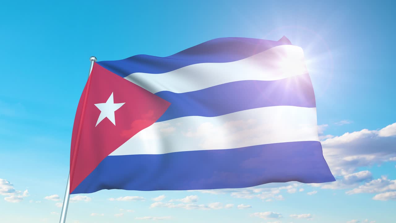 Bandiera di Cuba con struttura in tessuto contro un cielo nuvoloso (in loop)