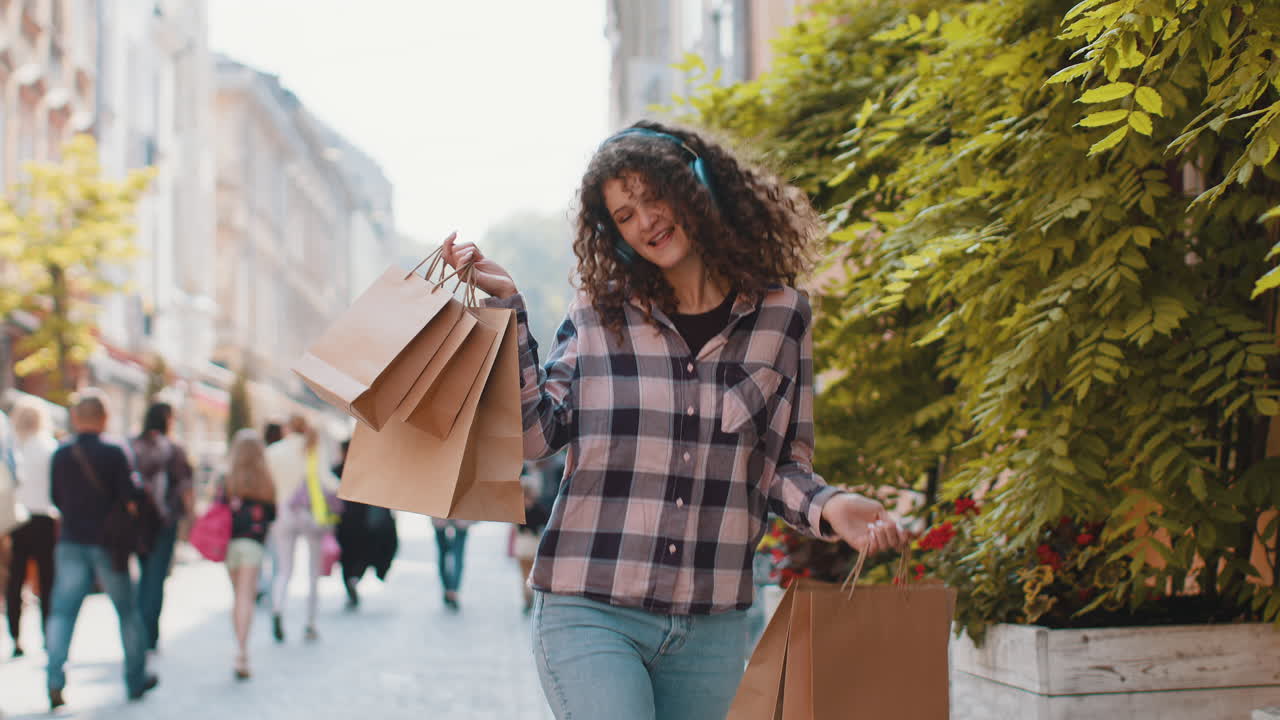 행복한 젊은 여성, 소녀, 쇼핑 중독자, 쇼핑 판매 후, 가방이 가득 차 도시 거리를 고 있습니다.