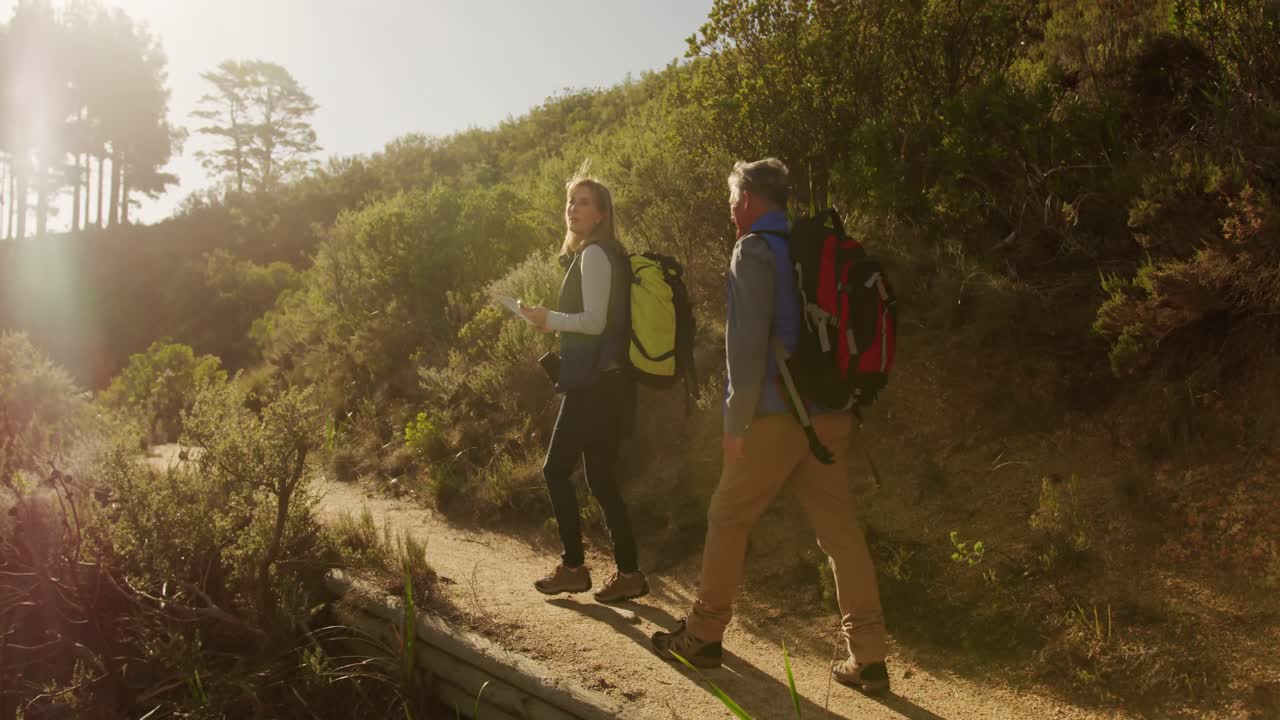 pareja de ancianos activos haciendo senderismo en el bosque