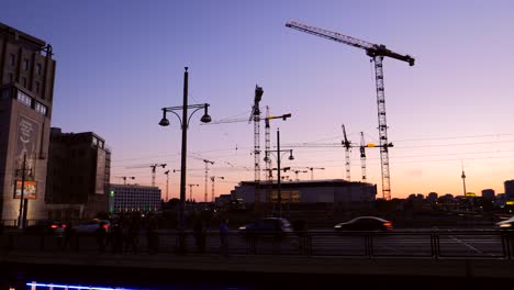 Schwenk-über-Berlin-Sonnenuntergang