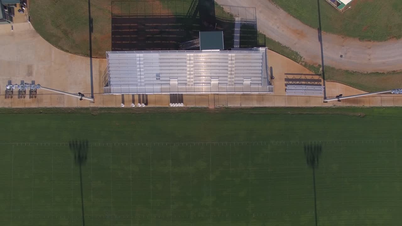 escuela de fútbol y campo de béisbol estadio gradas drone 4k desplácese hacia abajo