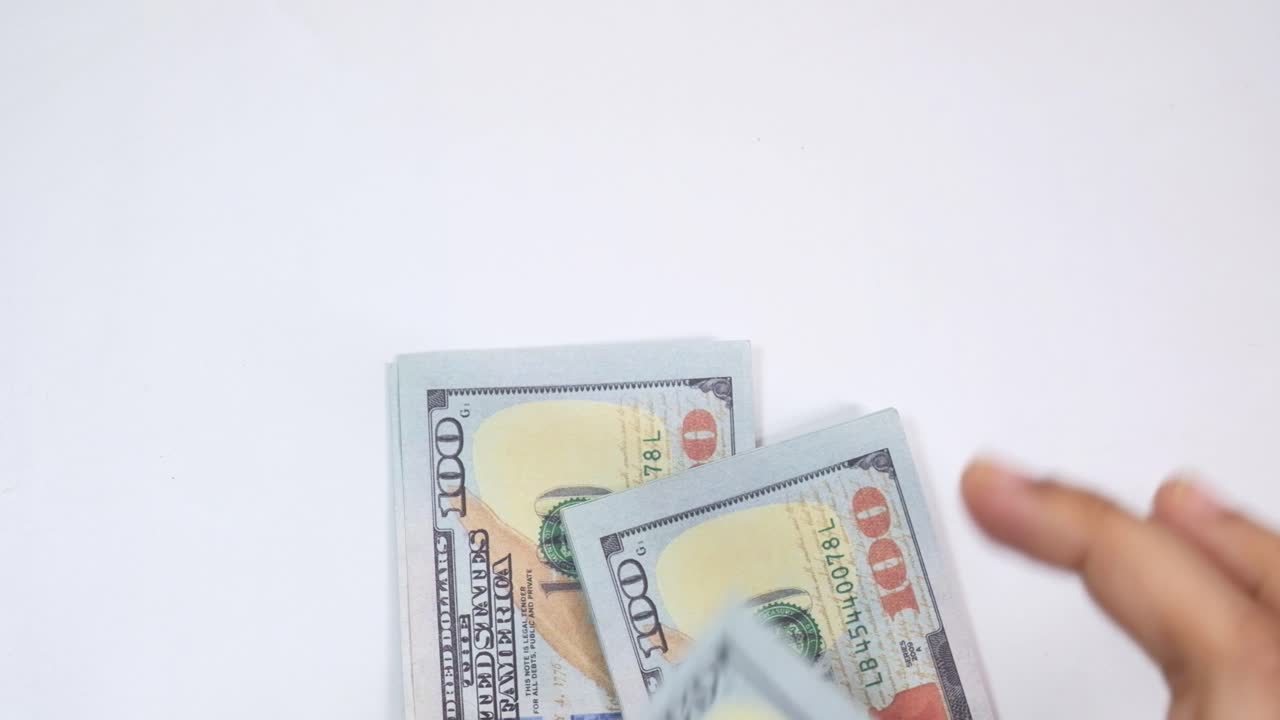 una pila de billetes de 100 dólares