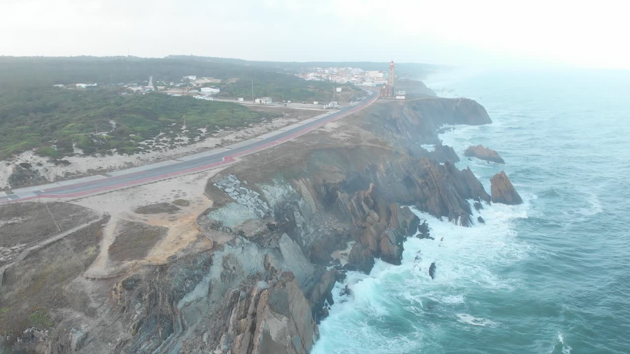 faro histórico en la costa del algarve en carvoeiro, portugal