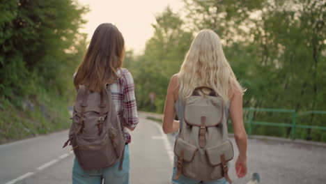 Amigos-De-Excursión-En-Vacaciones.-Amigos-Caminando-Juntos