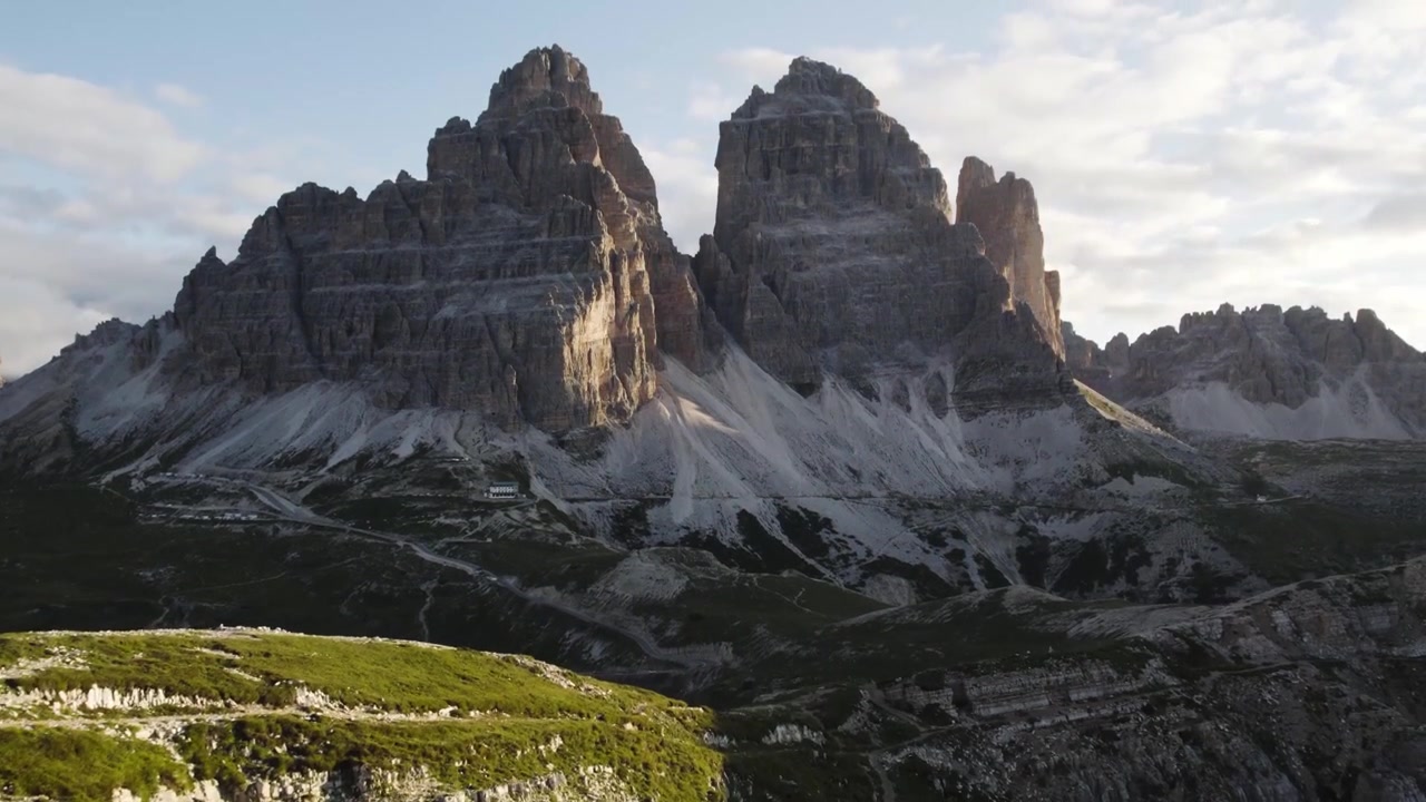 Alba alle Tre Cime di Lavaredo con drone nelle Dolomiti