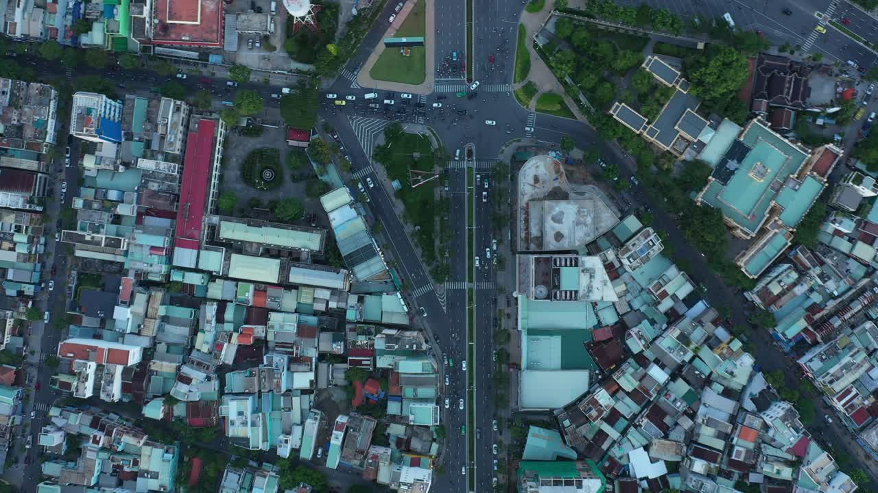 베트남 다낭시의 출퇴근 시간에 혼잡하고 혼잡한 도로 위의 공중