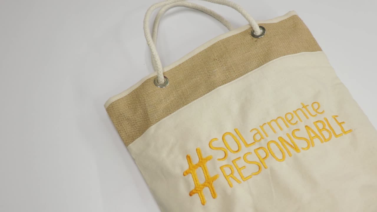 Beige tote bag from natural materials, responsible sun protection hashtag