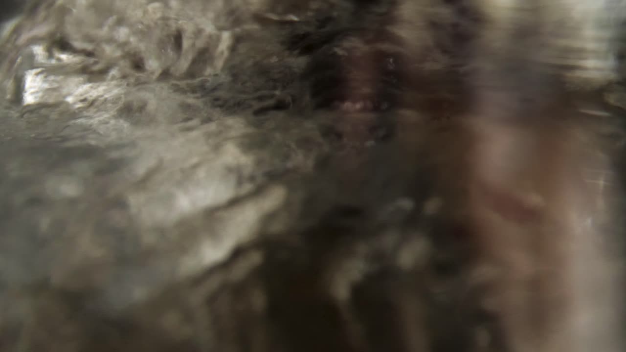 agua hirviendo con escombros