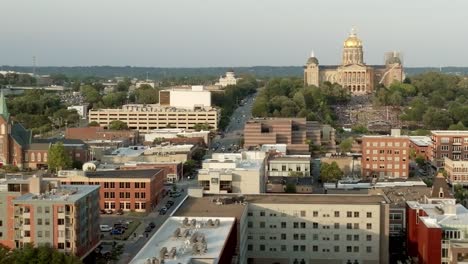 Downtown-Des-Moines,-Iowa-and-Iowa-state-capitol-building-with-drone-video-moving-left-to-right-parallax