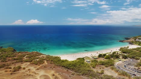 Panoramablick-Auf-Den-Strand-Von-Hapuna-Mit-Erholungsgebiet-In-Hawaii,-Vereinigte-Staaten