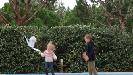 Niños-Disfrutando-De-Saltos-En-Trampolín-En-El-Patio-De-Recreo-Al-Aire-Libre