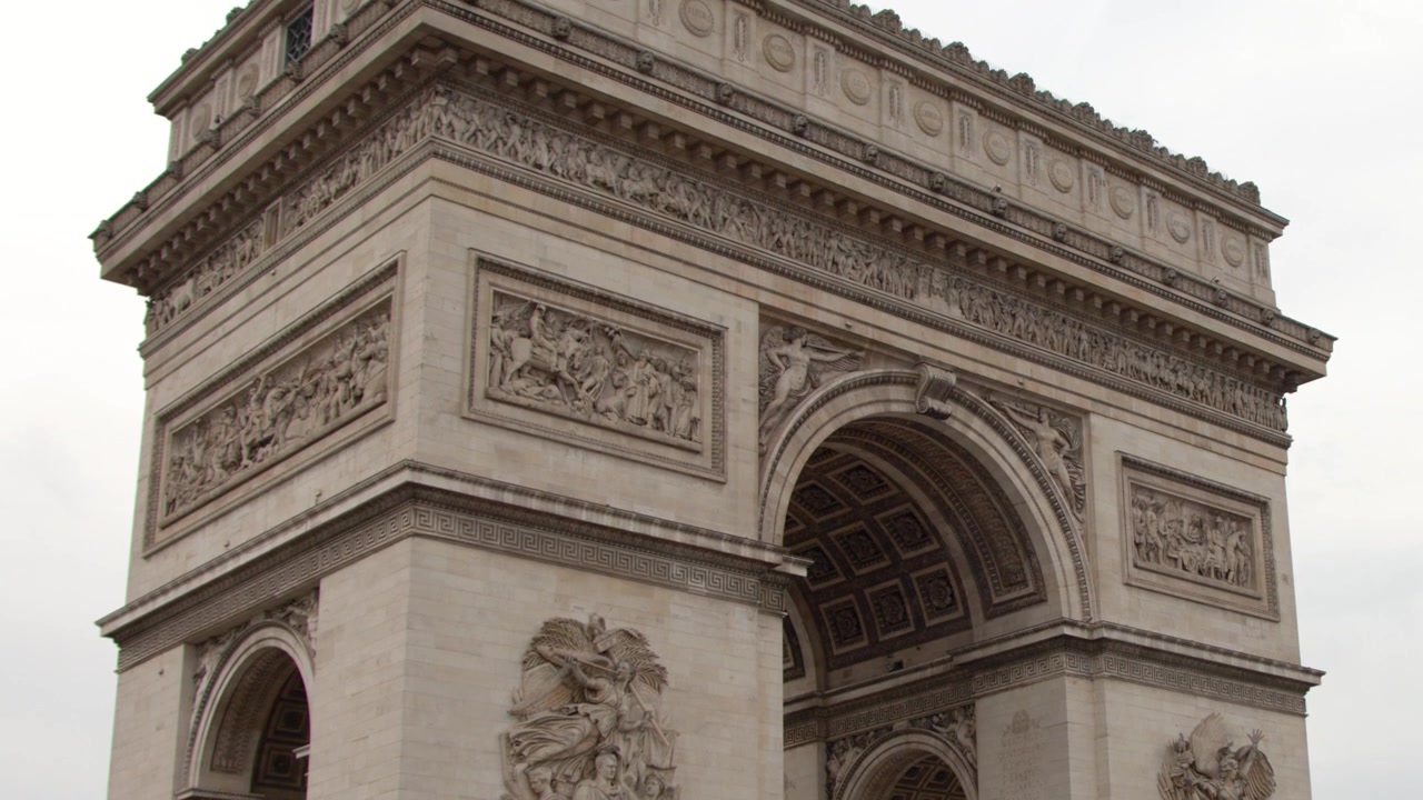 Vista dal basso dell'Arco di Trionfo a Parigi