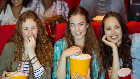 Animation-Einer-Fröhlichen,-Bunt-Gemischten-Gruppe-Von-Menschen,-Die-Im-Kino-Popcorn-Essen