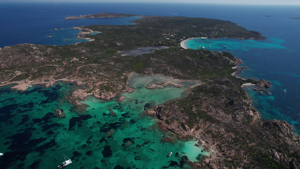 vista desde arriba con movimiento circular de la isla de maddalena en cerdeña, italia, en un día soleado
