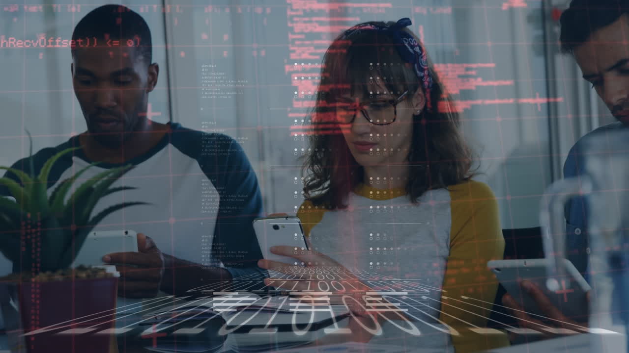 animación del procesamiento de datos sobre diversas personas de negocios que utilizan teléfonos inteligentes y tabletas