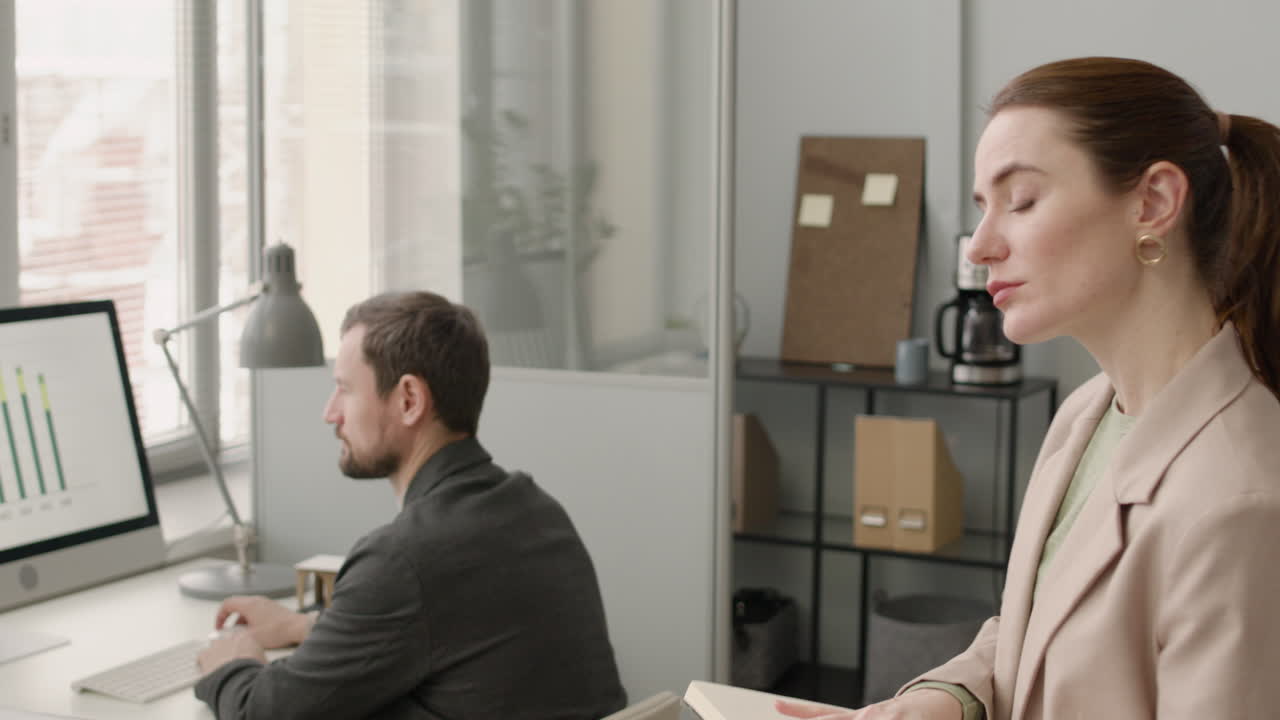 미니어처 하우스와 풍차 모델로 노트북에 쓰는 비즈니스 우먼