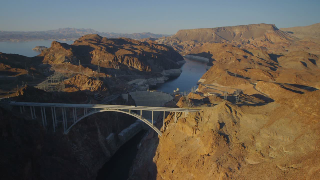 미드 레이크를 배경으로 한 후버 댐의 조감도 1