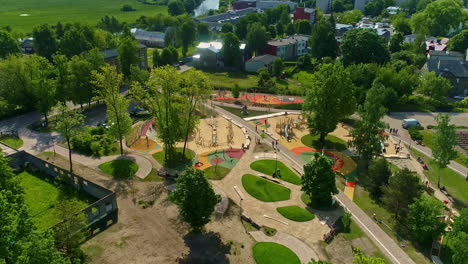 vista aérea de un vecindario comunitario pacífico con área de juegos para niños