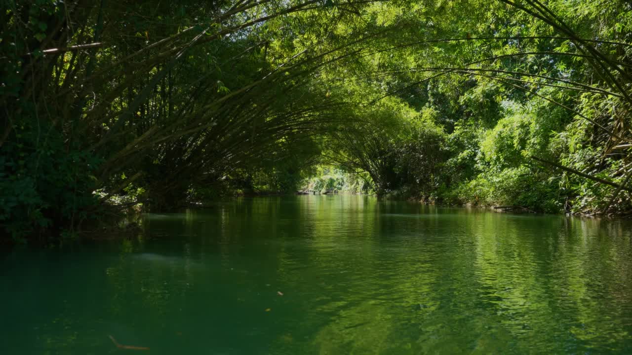 el río martha brae. rafting en el martha brae, la bahía de montego, jamaica. raft de madera, balsas de bambú.