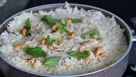 preparando un delicioso biryani